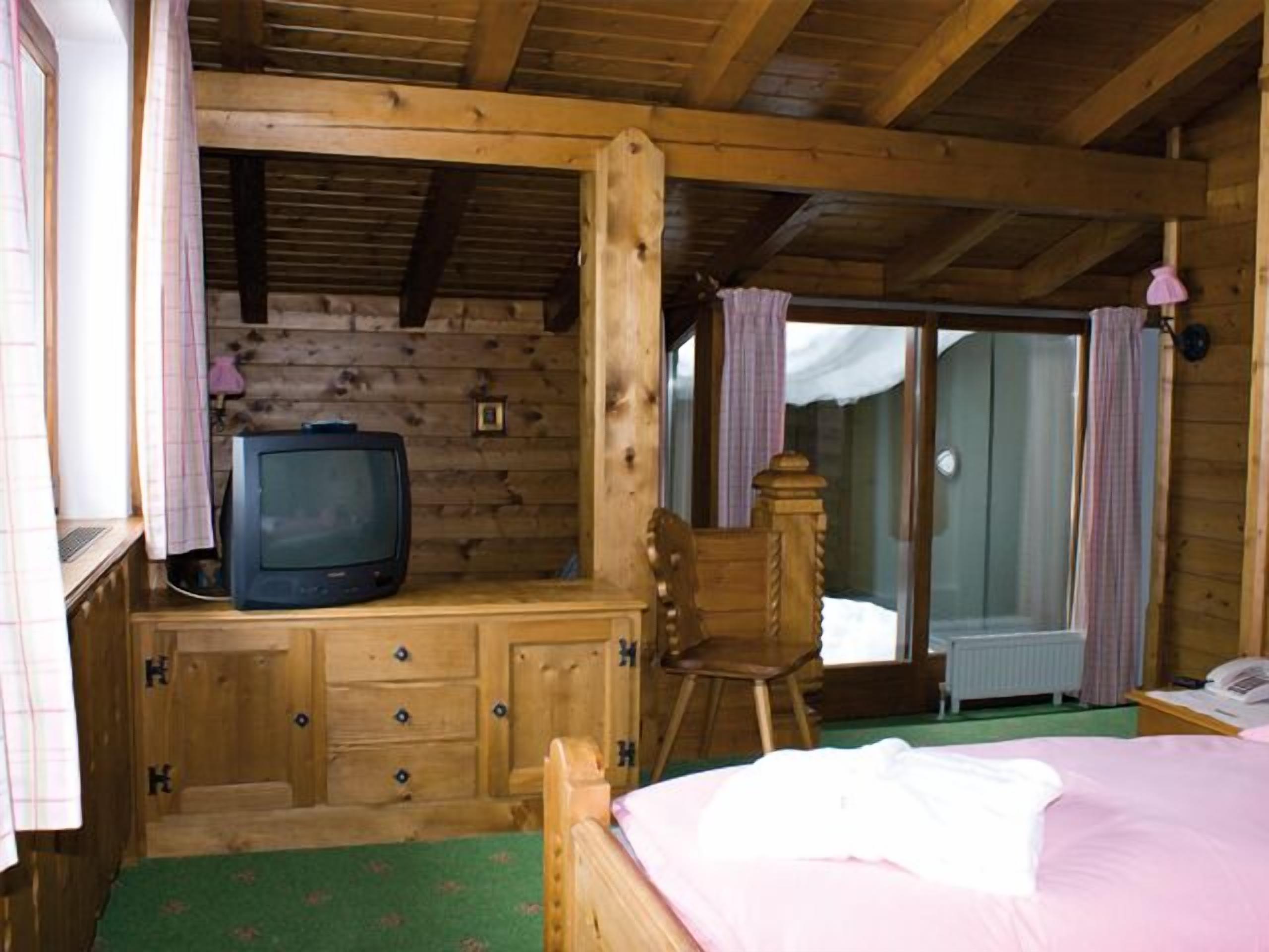 Junior Suite, Bathtub | Living area | LCD TV