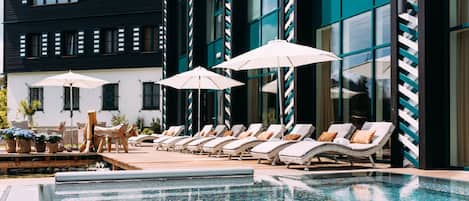 Piscine intérieure, 2 piscines extérieures, parasols, chaises longues