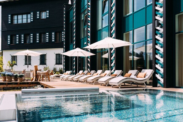 Piscine couverte, 2 piscines extérieures, parasols de plage