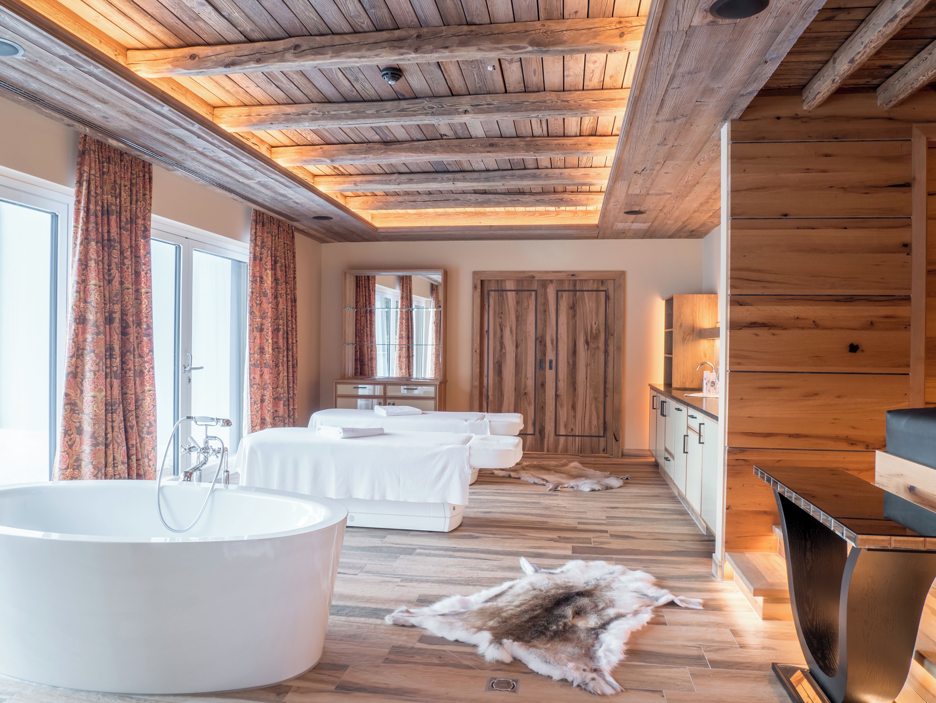 Sauna, hot tub, steam room, body treatments, aromatherapy
