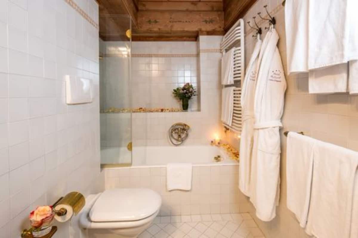 deluxe suite, 3 bedrooms, balcony | room amenity