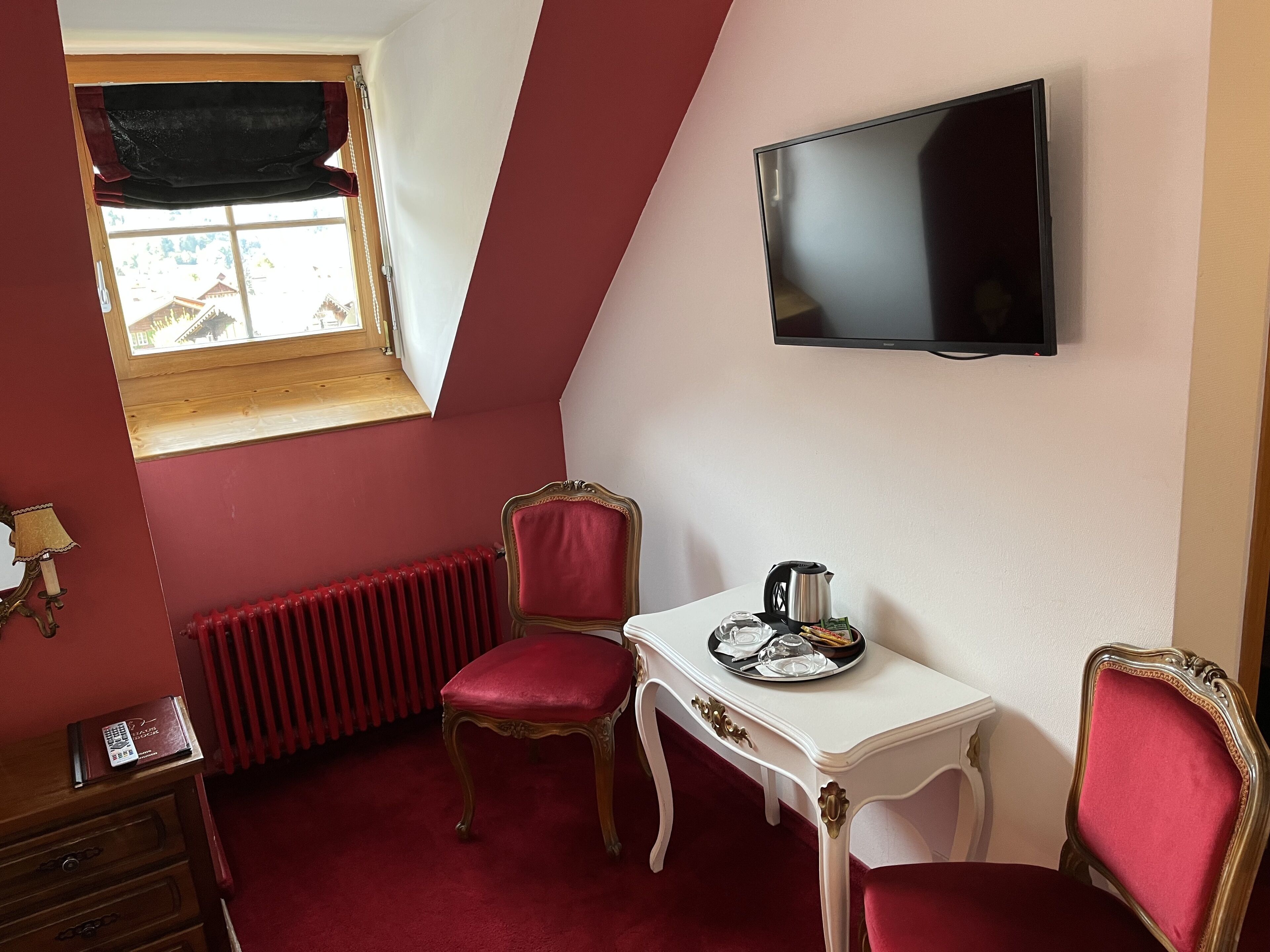 superior double room, balcony, mountain view | 1 bedroom, individually furnished, desk, iron/ironing board