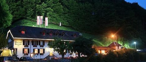 Facciata della struttura - sera/notte