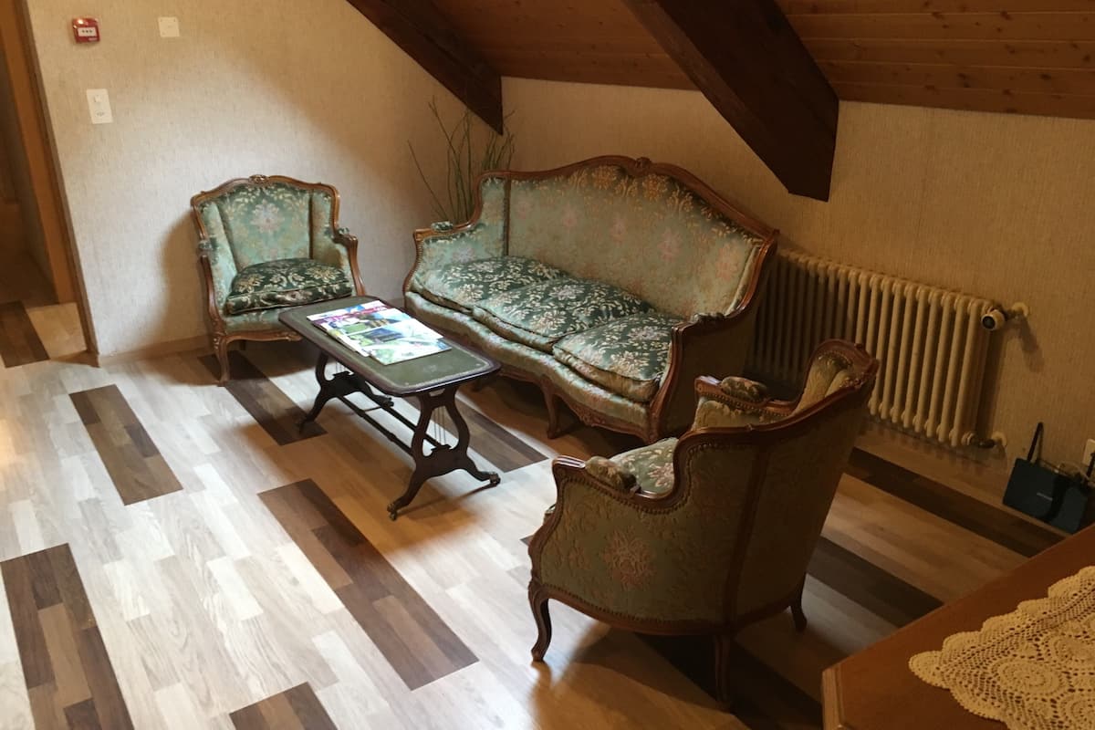 flat-screen tv, dvd player