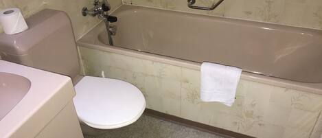 Un baño con inodoro, lavamanos y bañera.