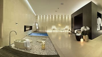 Sauna, hot tub, 4 treatment rooms, massages