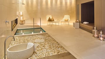 Sauna, hot tub, 4 treatment rooms, massages