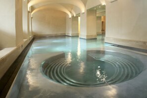 Sauna, steam room, hot springs/mineral springs, aromatherapy