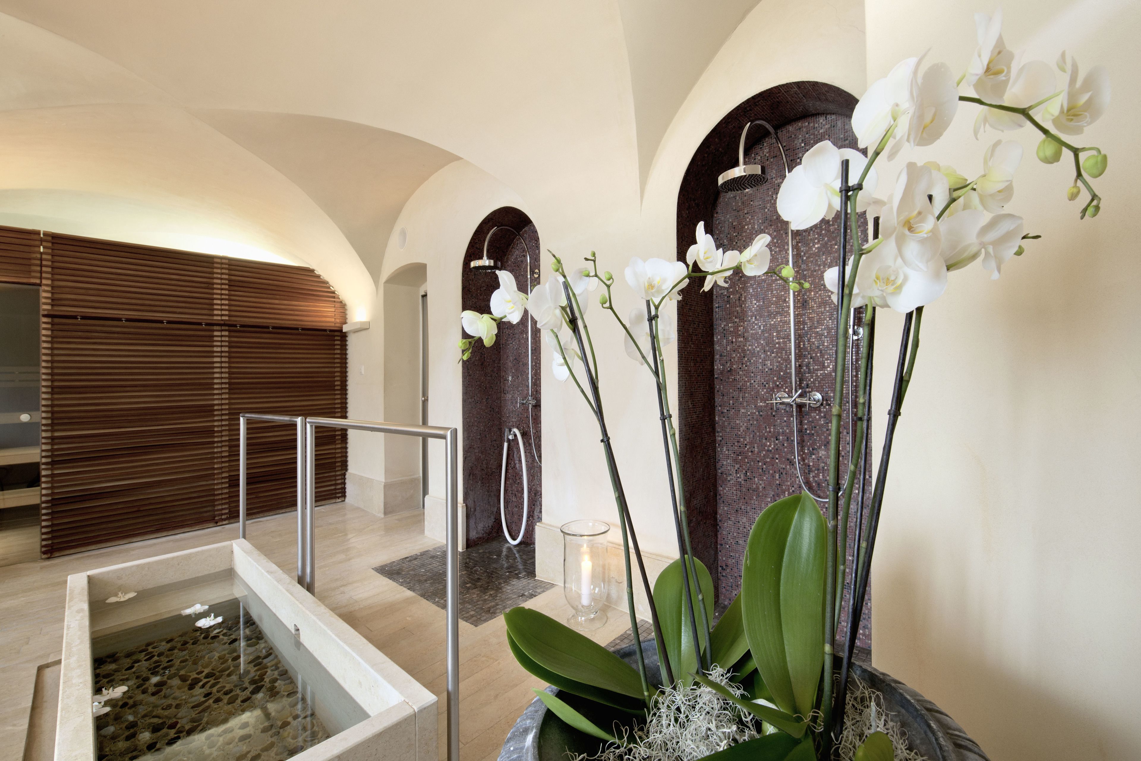 Sauna, banyera d&#x27;hidromassatge, 4 sales de tractament i massatges 