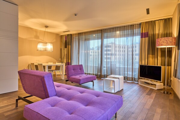 Junior Suite Deluxe (Limmathof Baden Hotel & Private Spa, Badstrasse 20, CH-5408 Ennetbaden) | Minibar, caja de seguridad en la habitación y escritorio 