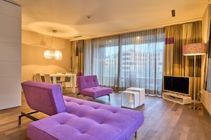 Junior Suite Deluxe (Limmathof Baden Hotel & Private Spa, Badstrasse 20, CH-5408 Ennetbaden) | Minibar, in-room safe, desk, iron/ironing board