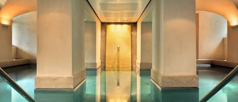 Sauna, hot tub, 4 treatment rooms, massages