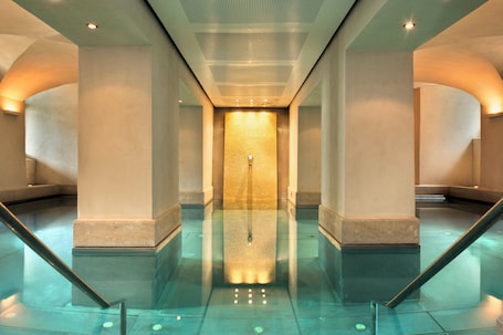 Sauna, tina de hidromasaje, 4 salas de tratamiento y masajes