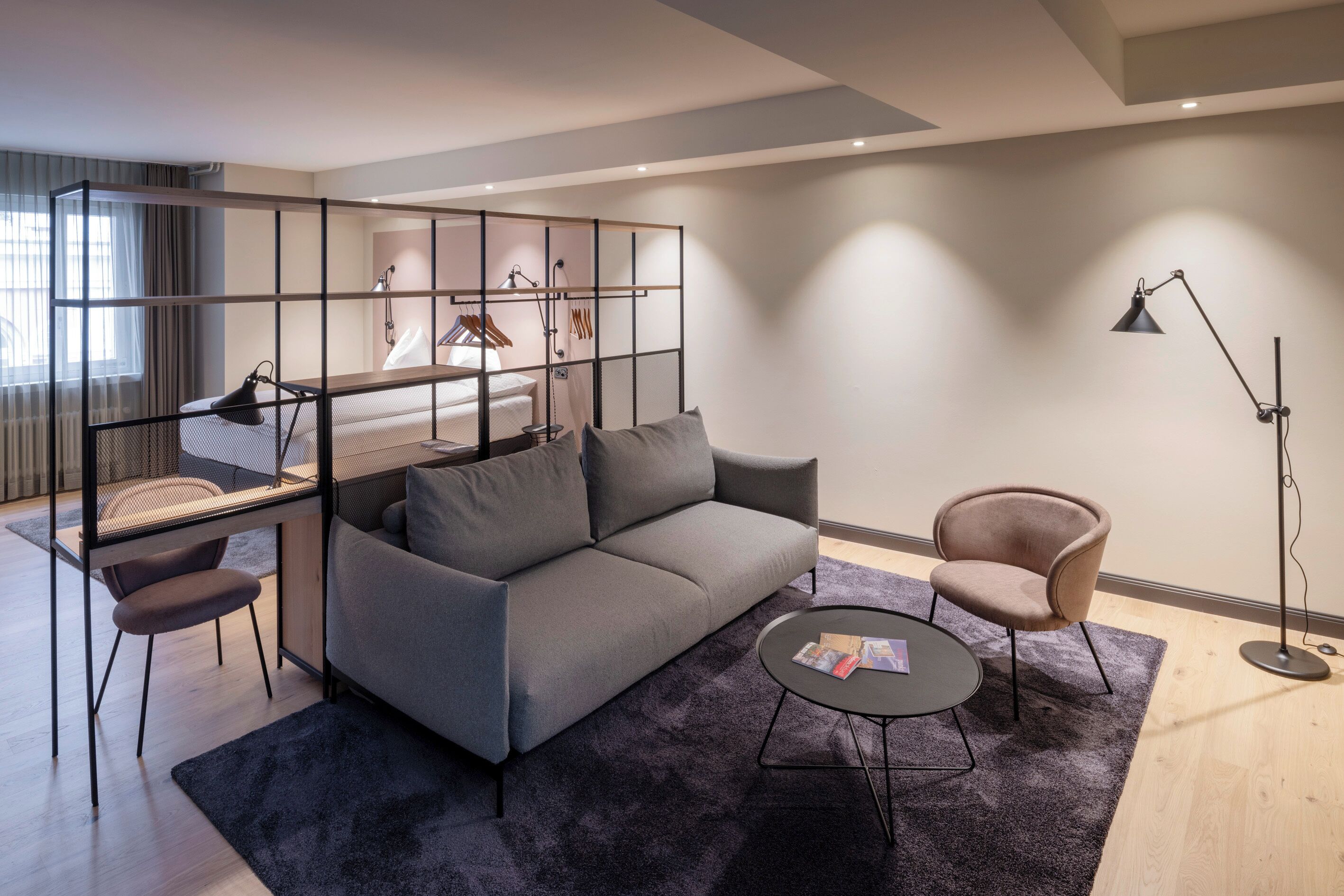 Un salon moderne avec un canapé, un fauteuil et une petite table.