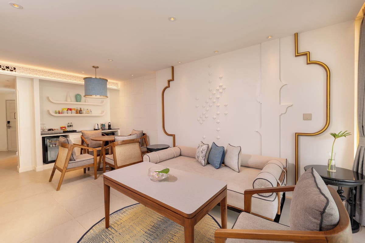 One Bedroom Lagoon Pool Access Suites | Area keluarga | TV LCD dan film berbayar