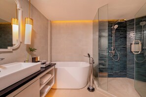 One Bedroom Lagoon Pool Access Suites | Baño | Ducha, cabezal de ducha tipo lluvia, secador de pelo y albornoces