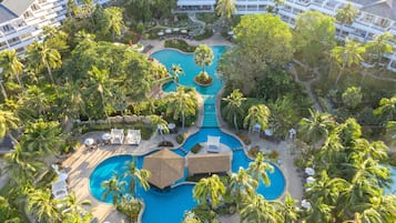 4 piscines extérieures, cabanons gratuits, parasols de plage