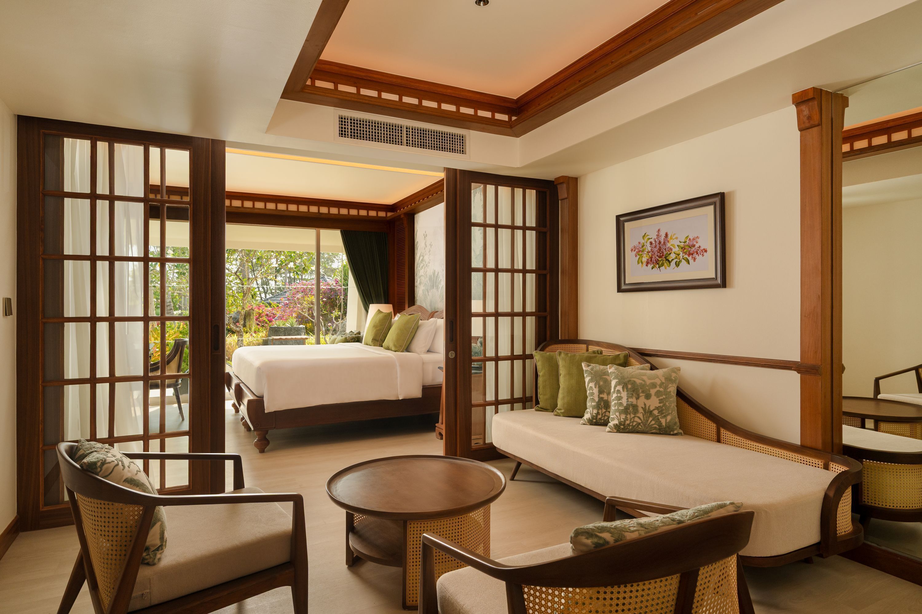 Premier Two-Bedroom Family Suite | Minibar, värdeförvaringsskåp på rummet, unika möbler och skrivbord