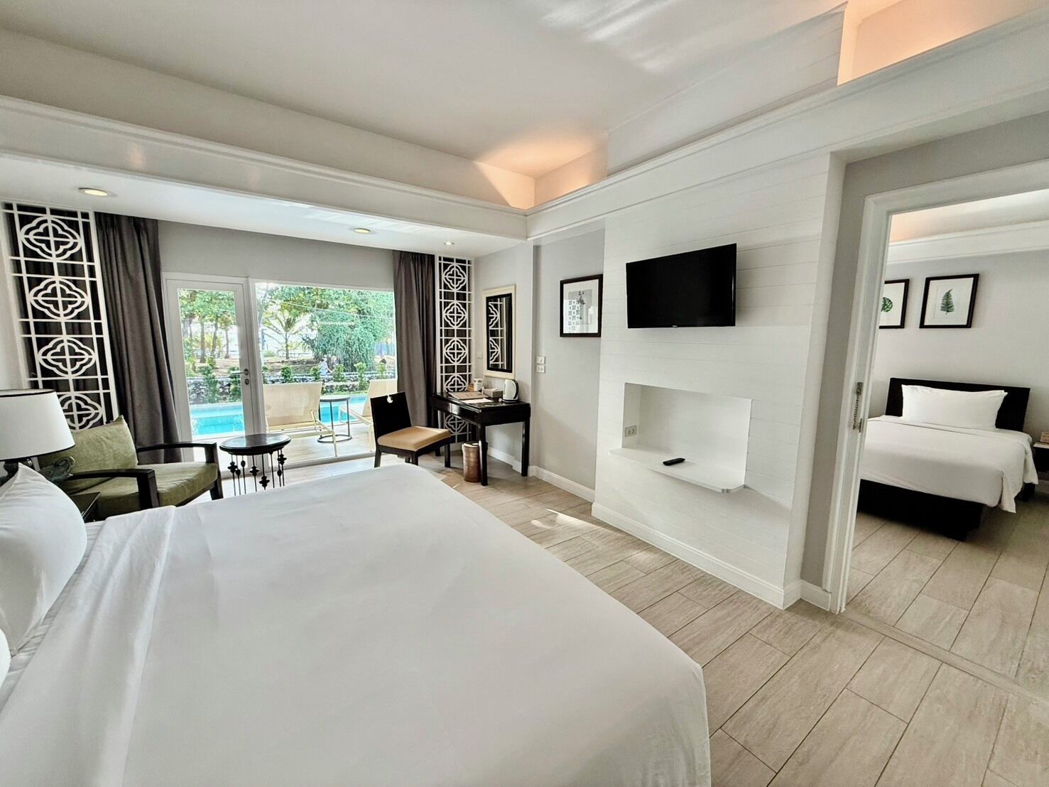 Familiekamer | Een minibar, een kluis op de kamer, individueel gemeubileerd, een bureau