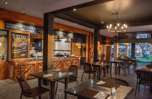 2 restoran, sarapan, makan tengah hari dihidangkan; masakan antarabangsa