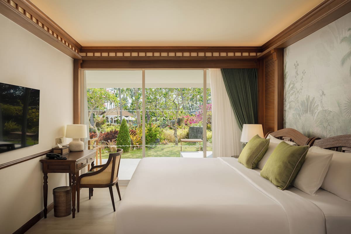 Executive Room | Minibar, in-room safe, individually furnished, desk