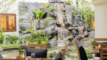 2 restaurantes; se sirven desayunos, comidas y cenas