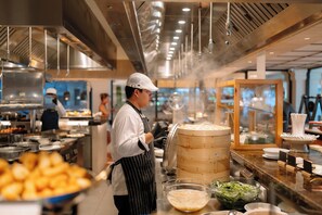 Bữa sáng buffet hàng ngày với phụ phí nhỏ 