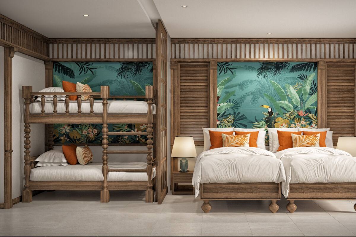 Ein Zimmer mit einem Etagenbett, einem Doppelbett und einem großen Wandbild im tropischen Stil.