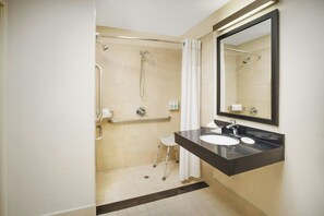 Une salle de bain moderne dotée d’une douche à l’italienne, d’un meuble-lavabo avec deux vasques et d’un grand miroir.