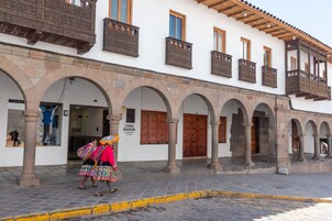 Un edificio con múltiples arcos y balcones.