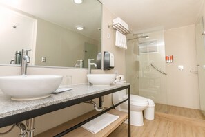 Suite junior, 1 cama de matrimonio grande | Baño | Ducha, artículos de higiene personal gratuitos y secador de pelo