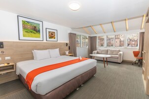 小型套房, 1 张特大床 | 羽绒被、客房内保险箱、办公桌、免费婴儿床