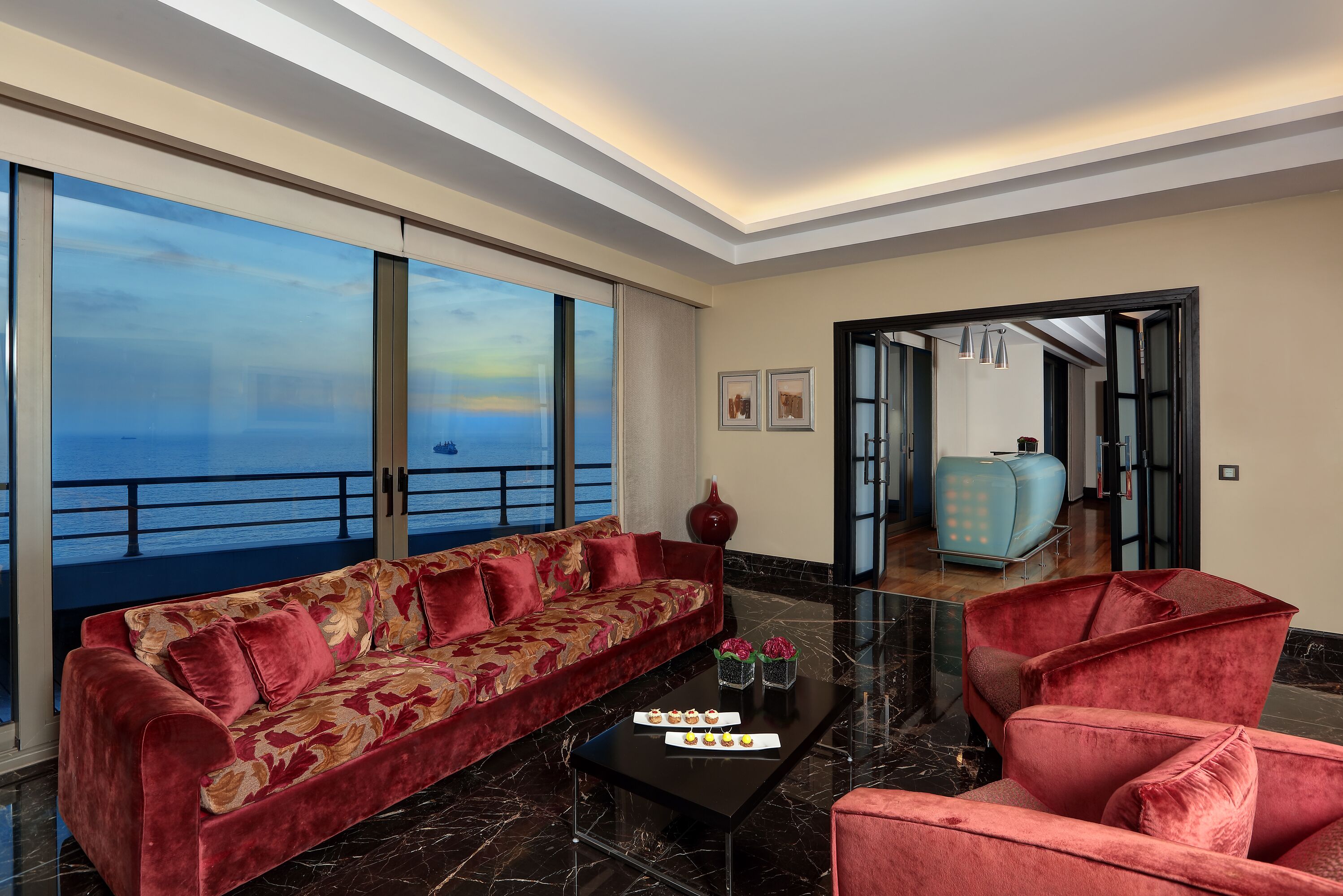 Royal-Suite, 1 King-Bett | Wohnbereich | 49-Zoll-Smart-TV mit Digitalempfang, DVD-Player