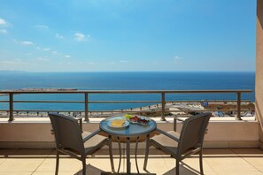 Quarto real, 1 cama King, vista para o mar (Club) | Terraço/pátio