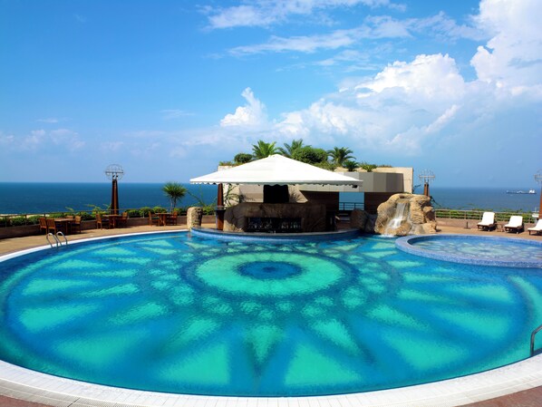 Piscine couverte, piscine extérieure, tentes de plage