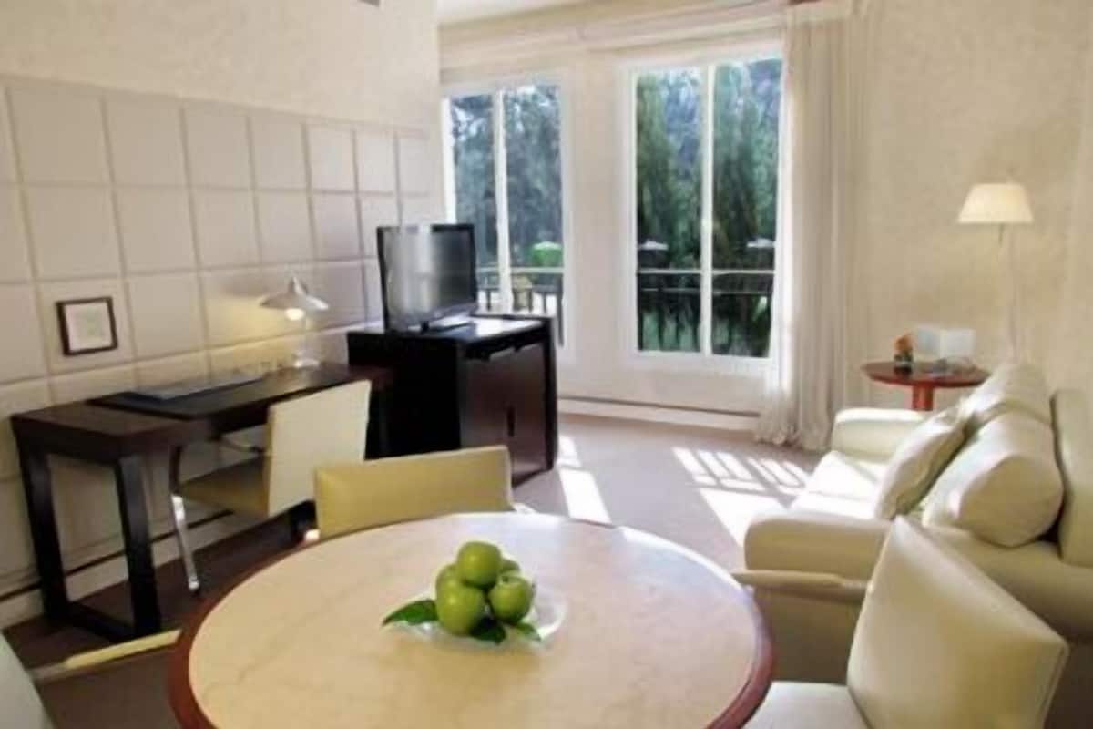 Junior Suite | Egyptian cotton sheets, minibar, in-room safe, desk