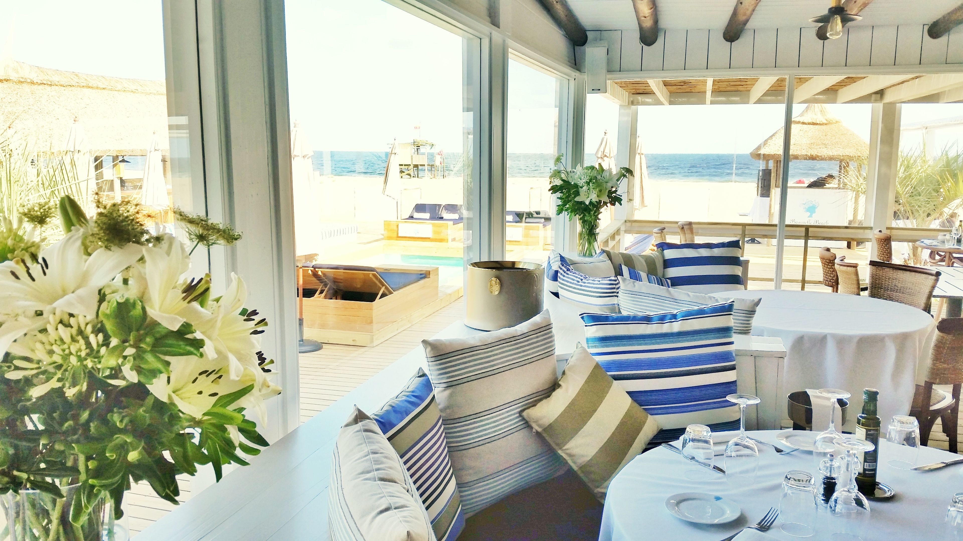 Serveert ontbijt, internationale gerechten, uitzicht op het zwembad 