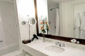 Combined shower/tub, deep soaking tub, rainfall showerhead - Punta del Este Resort & Spa (Punta del Este)