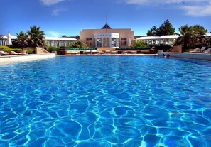 Piscine couverte, piscine extérieure, parasols de plage