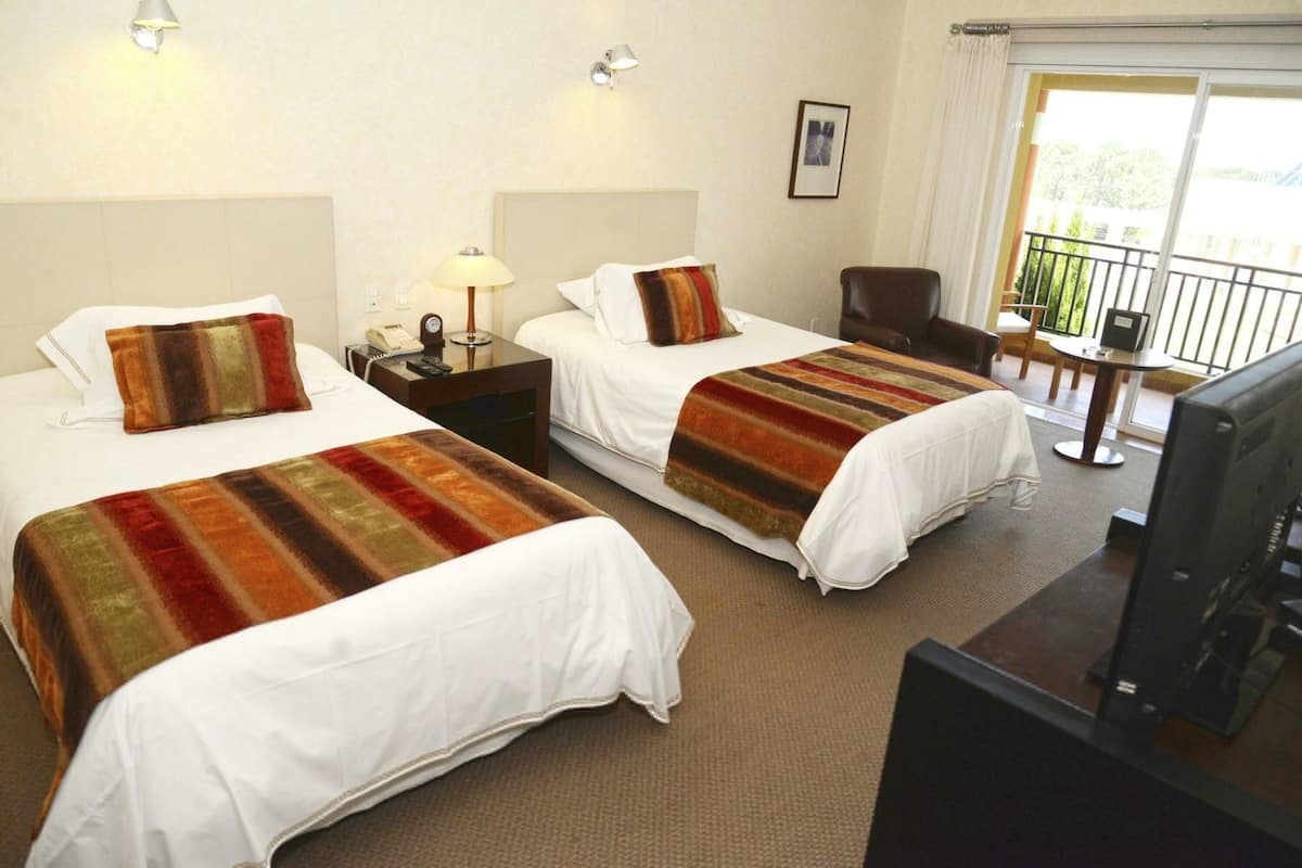 Deluxe Room, 2 Twin Beds | Egyptian cotton sheets, minibar, in-room safe, desk
