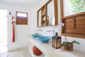 Treehouse Palapa | Bathroom | Shower, rainfall showerhead, hair dryer, towels - Mahekal Beach Front Resort & Spa (Playa del Carmen)