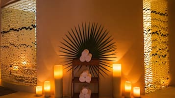 Salas de tratamiento para parejas y tina de hidromasaje