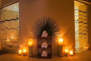 Couples treatment rooms, hot tub, body treatments, hydrotherapy
