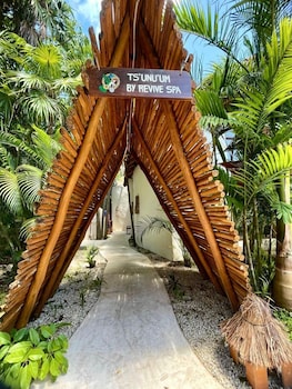 Couples treatment rooms, hot tub, body treatments, hydrotherapy at Mahekal Beach Front Resort & Spa