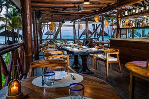 3 间餐厅，供应早餐、午餐和晚餐，墨西哥菜