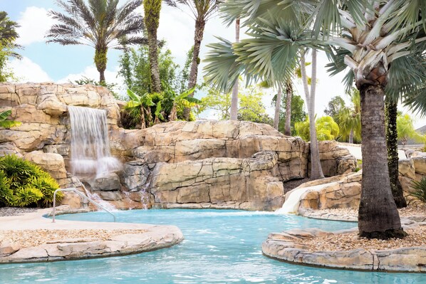 11 piscines extérieures, parasols de plage, chaises longues