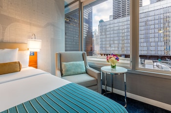 Premium bedding, pillowtop beds, minibar, in-room safe at Kinzie Hotel