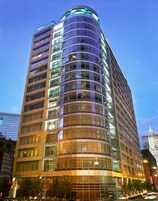 Framhlið gististaðar – að kvöld-/næturlagi