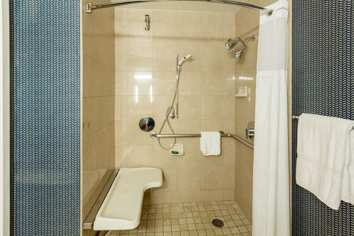 Duschwanne, Designer-Toilettenartikel, Haartrockner, Bademäntel