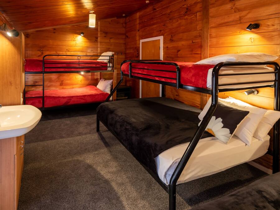 Whanau Backpacker Room | WiFi (free), bed sheets